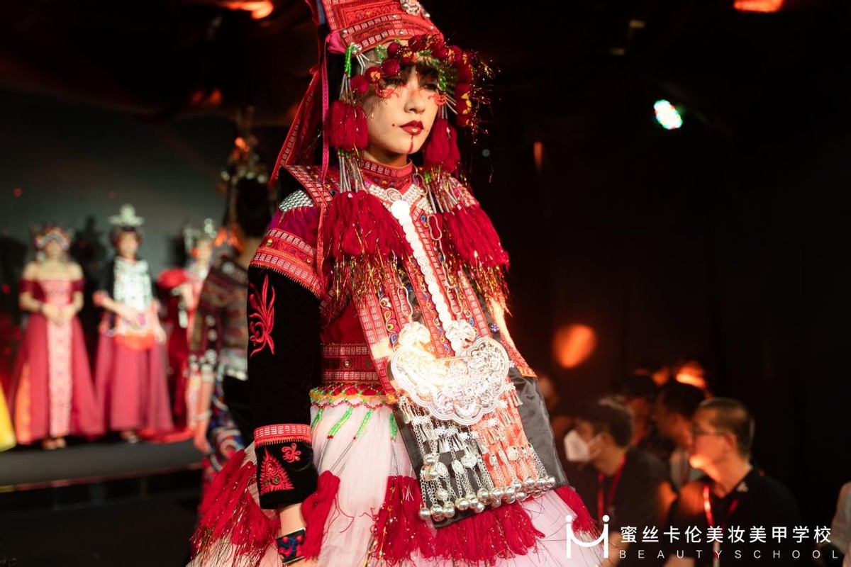 蜜丝卡伦美妆美甲学校启幕大秀，致敬色彩，戏出云南