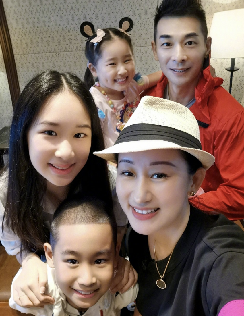 赵文卓晒庆生照，50岁依然精神矍铄满头乌发，获大女儿写信送祝福