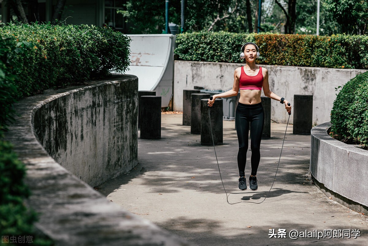 训练鞋可以用来跳绳吗(容易让人忽视的跳绳锻炼，除去减脂的基本功能外，还有哪些改变？)