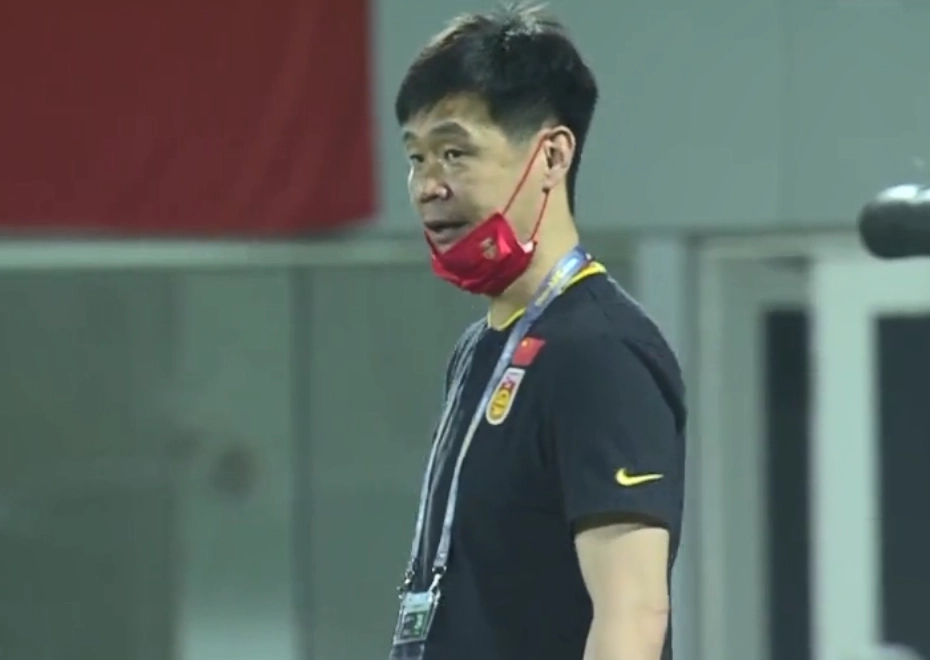 足球比赛队长站哪里（CCTV5直播，李霄鹏争首胜，国足战阿曼拒绝垫底“躲球”队长复出）-趣拿体育