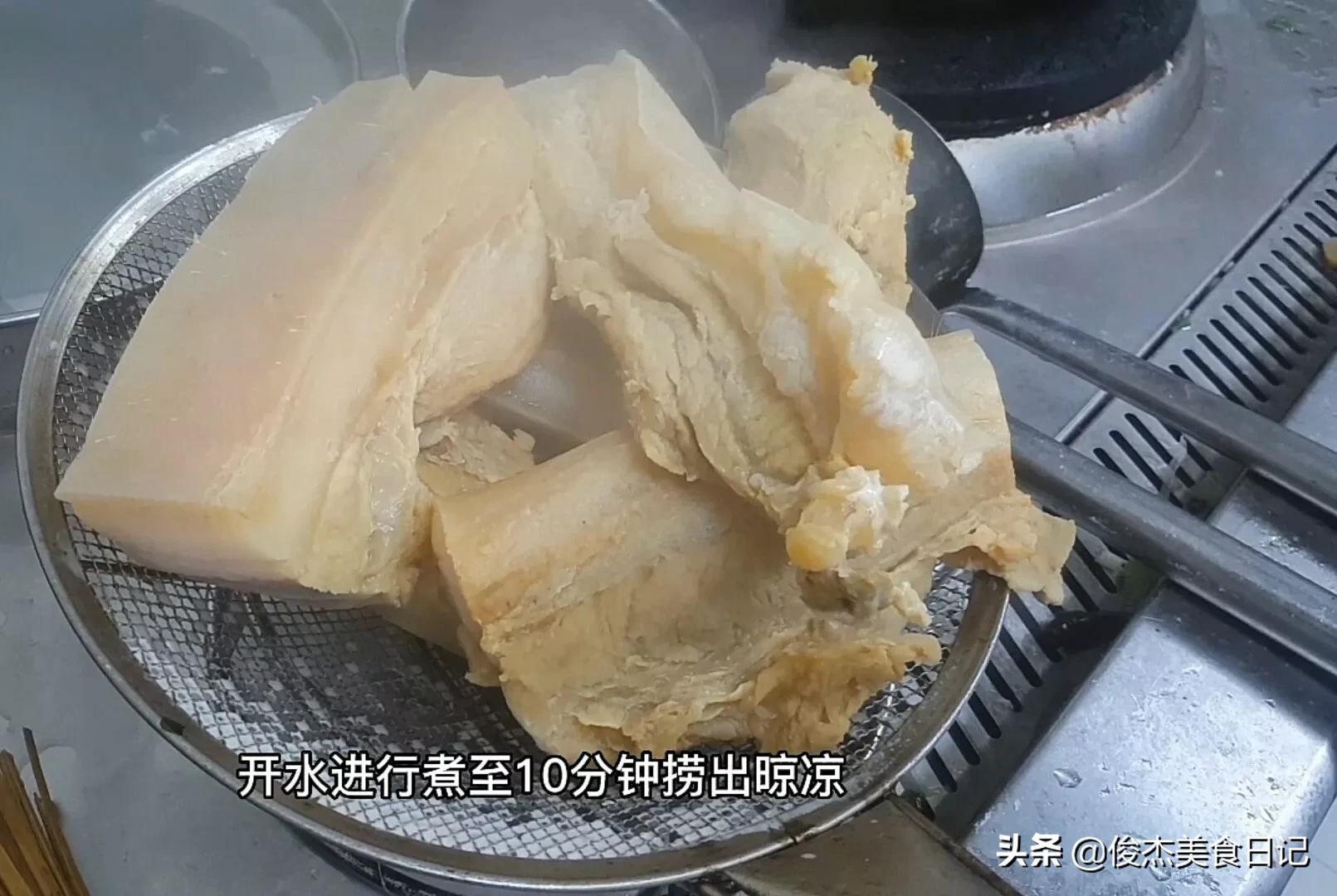 鳝鱼片的家常做法（教你做经典名菜腊肉烧鳝片）