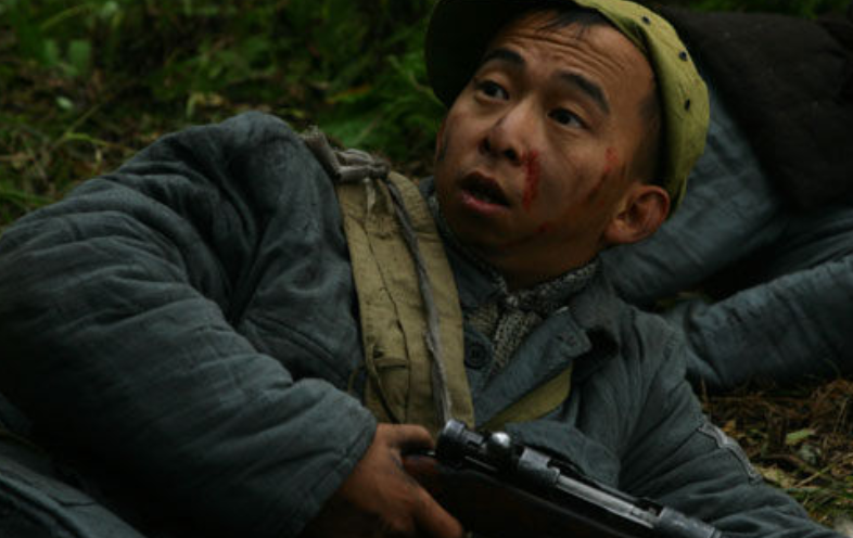 巨兴茂：长相太丑只能演配角，当导演后走向人生巅峰，老婆很漂亮