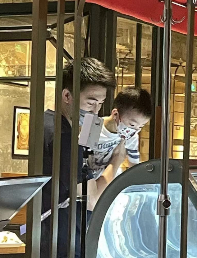 何猷君带娃被偶遇！全程抱儿子太有爱，3岁何广燊长相酷似奚梦瑶