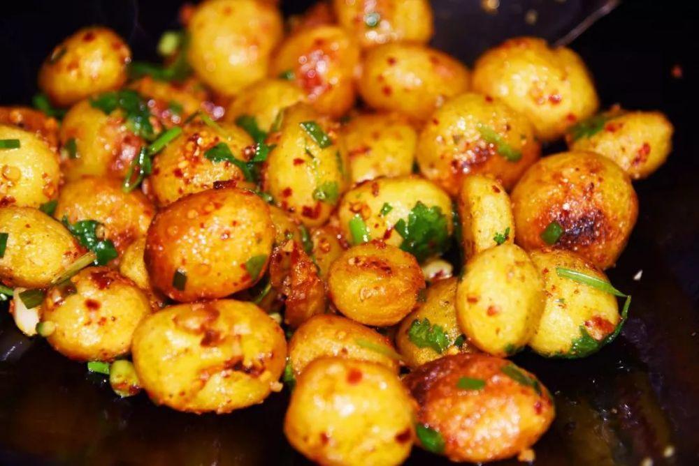 适量茶叶至蜡黄后,放上姜,葱,蒜等天然佐料,再加上事先炒好的炒米花