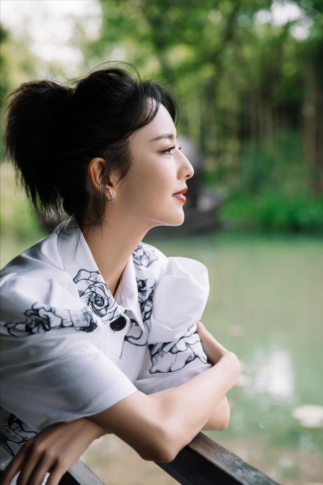 佟丽娅美得随性大方,穿白色套装配小白鞋清新减龄,又休闲又气质