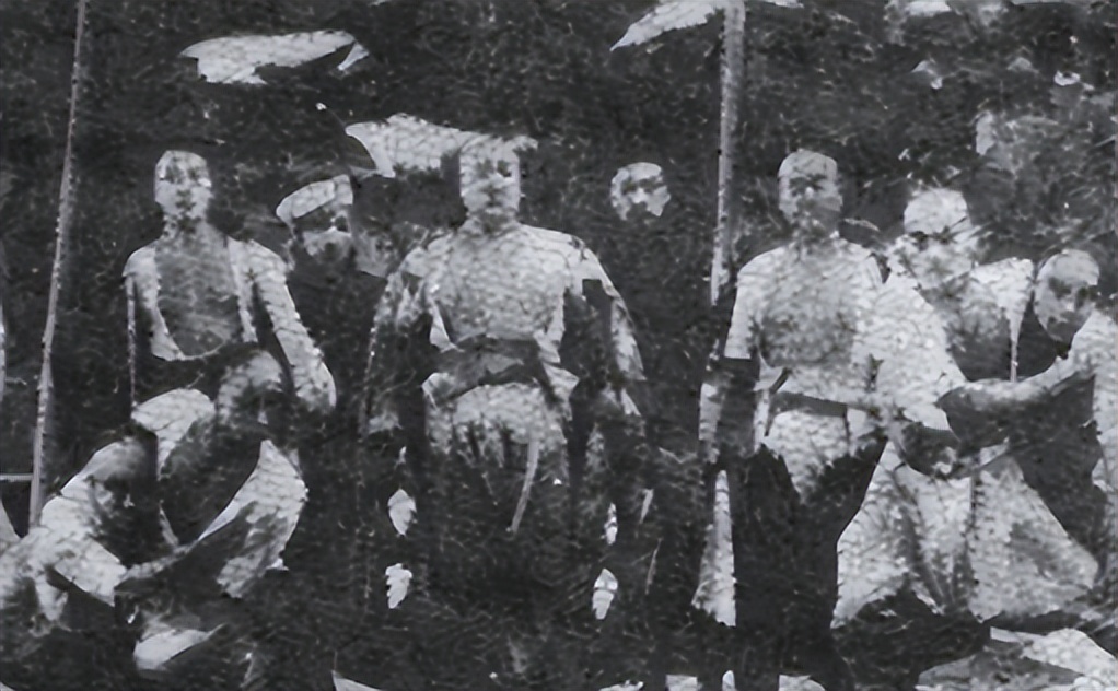 霍元甲踢馆慈禧保镖，踢了两脚后转身就走，对手站在原地纹丝不动