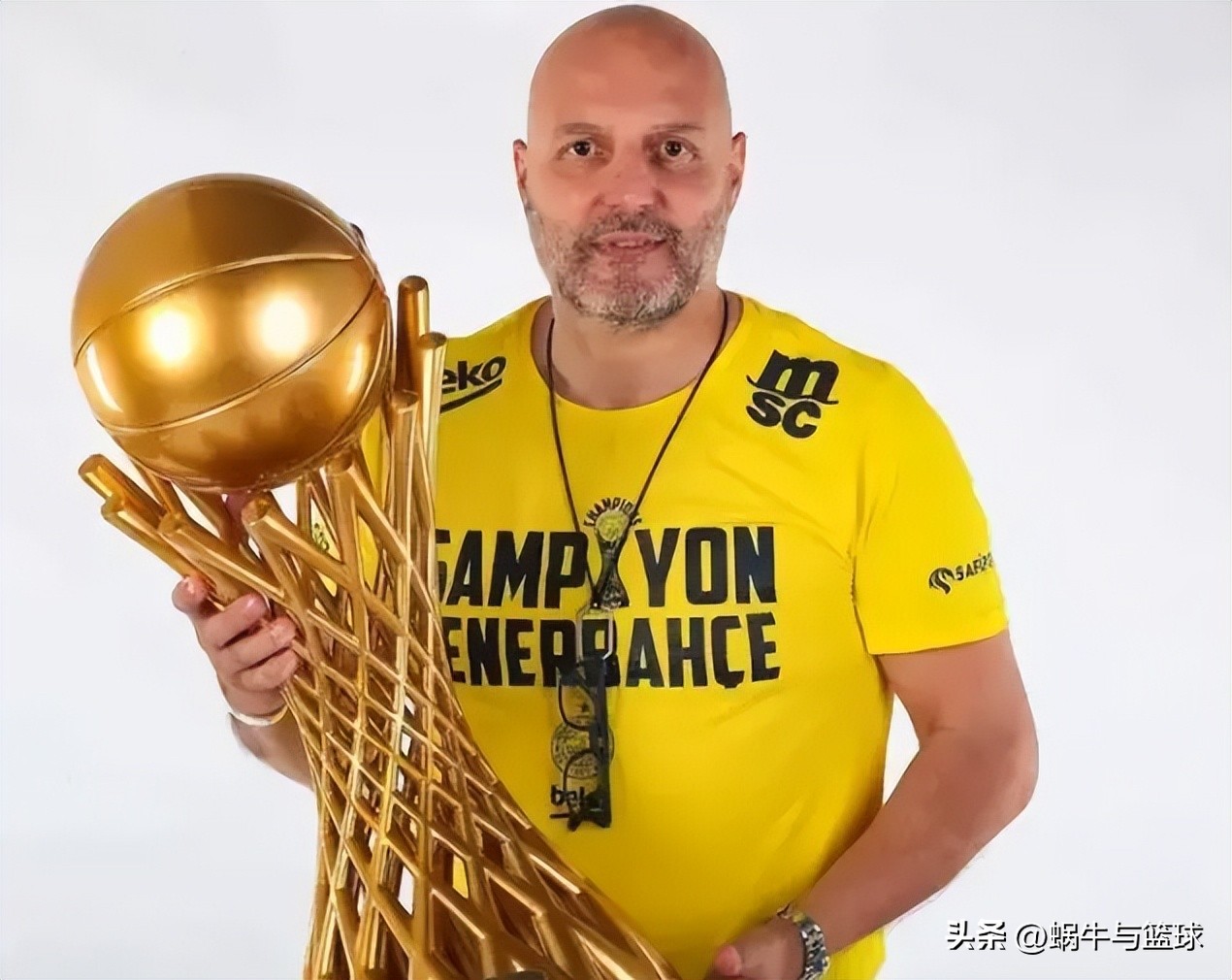 邓华德上海男篮（男篮花100万请来第五位洋帅，前四位成绩如何？有人晚节不保）