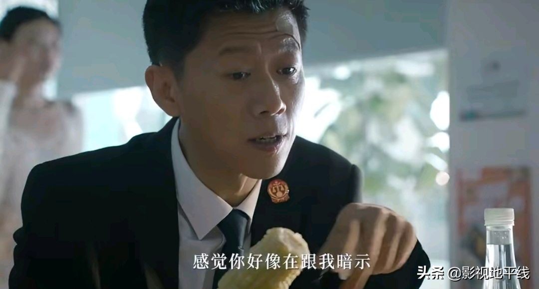 首播两集不过瘾，强强联手的《庭外》，有点《白夜追凶》的感觉了