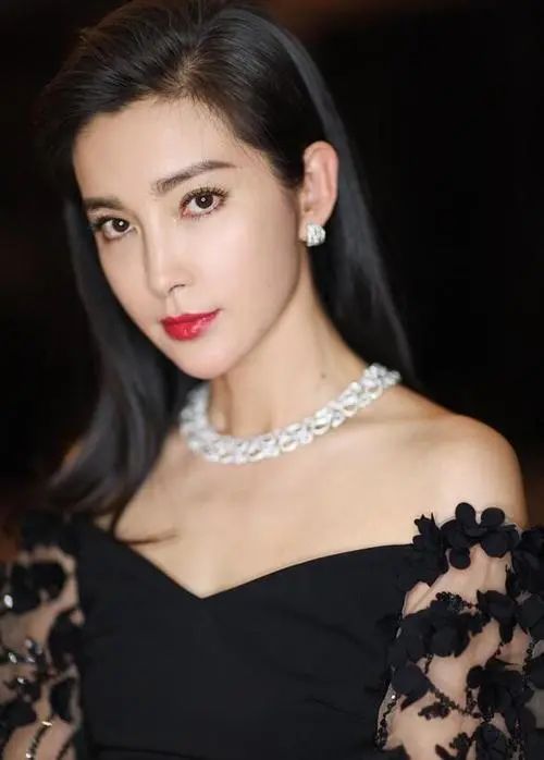 两个艺校女生大学生活（年过40还未嫁的10位女星）