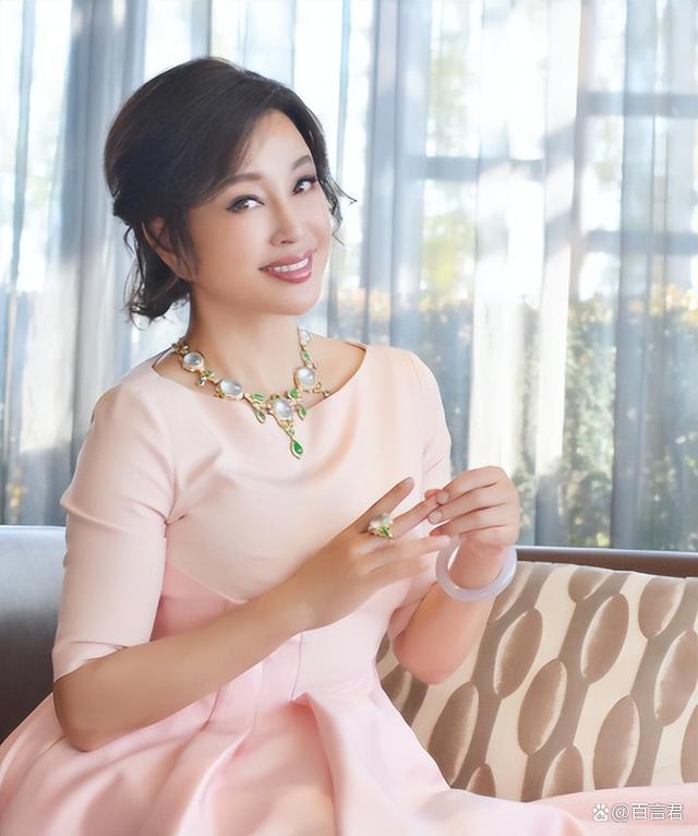 见71岁刘晓庆老去的模样,才发现:八十年代大陆第一美女名不虚传