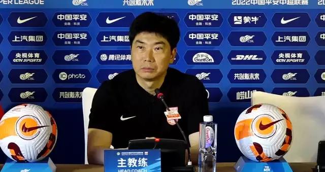 足球比赛教练应该在哪里（国足必须打好翻身仗，主教练在哪里，咱得好好白话白话）