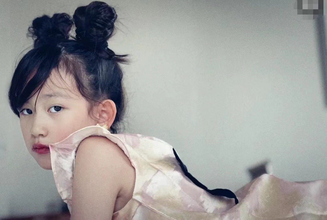 孙莉小女儿近照大变样！9岁妹妹涂口红戴耳环，开心大笑没前门牙