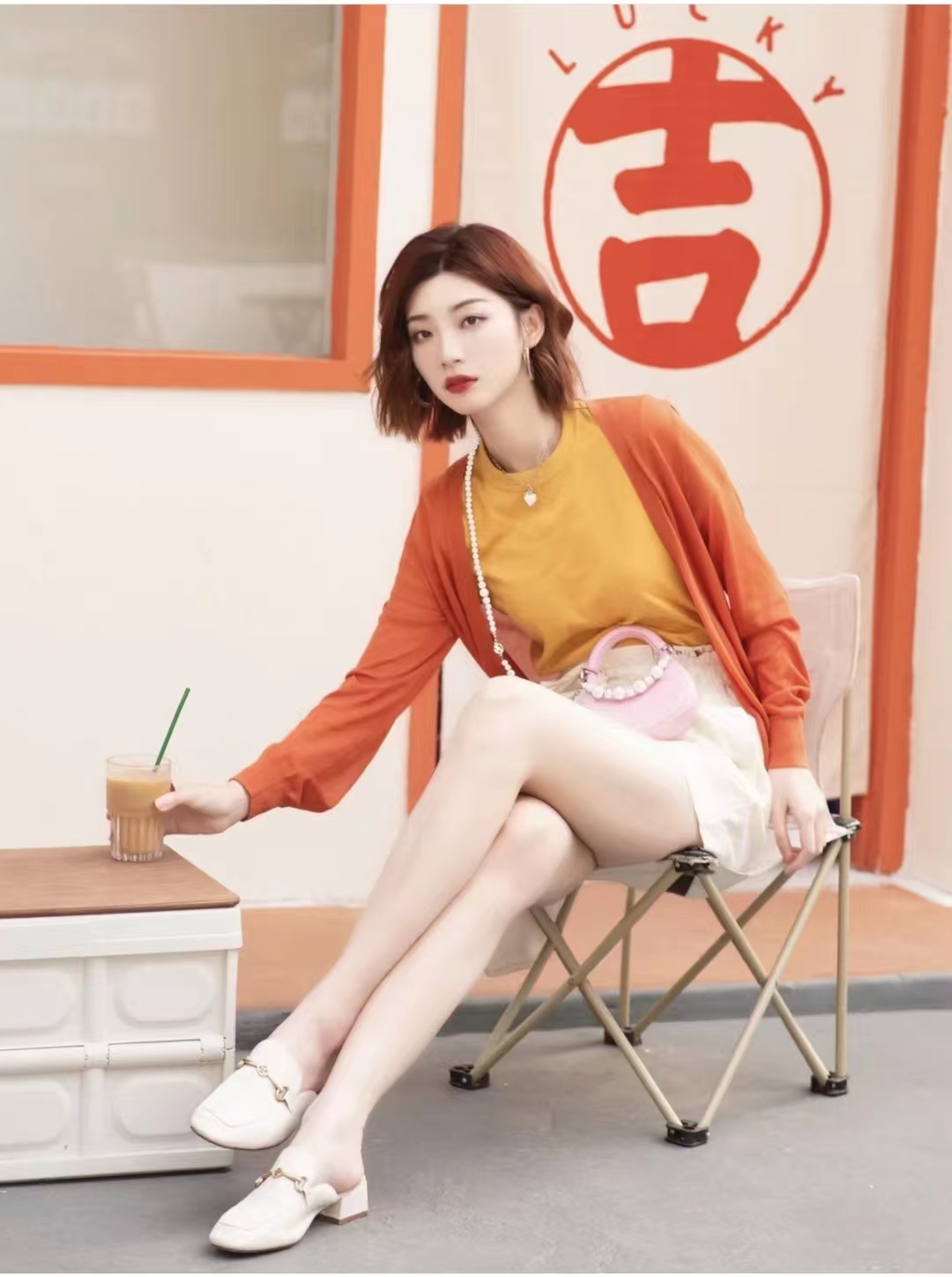 肤色偏黄适合什么颜色衣服（分享皮肤黄的衣服穿搭）