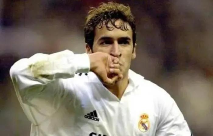 2002年皇马阵型是什么（记得2002欧冠冠军皇马主力阵吗？后卫卡洛斯，中场齐祖，前锋劳尔）