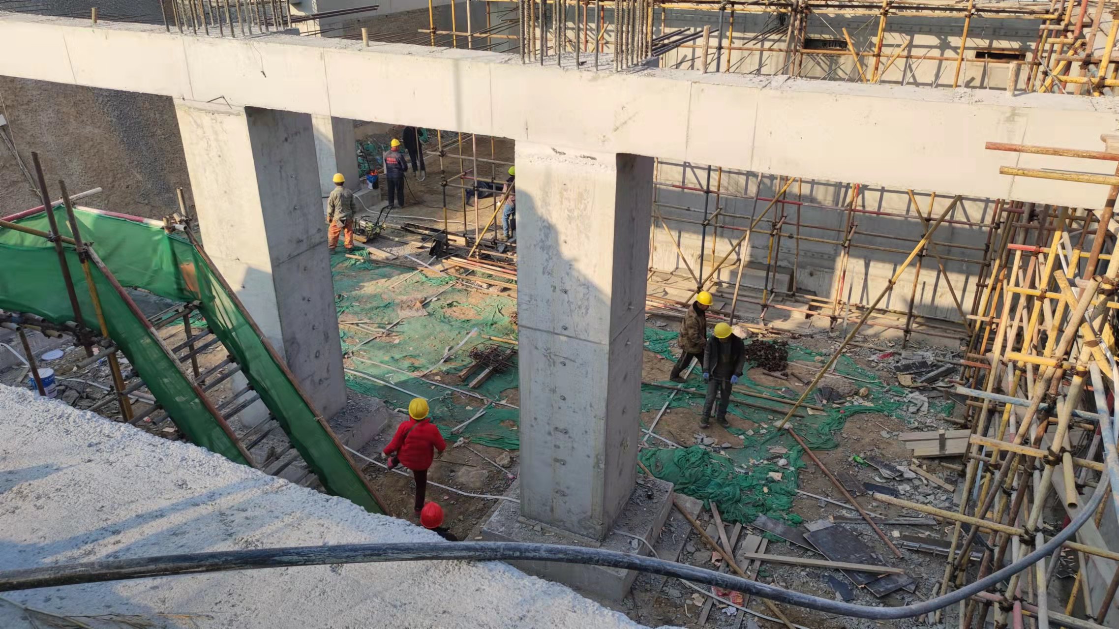 建筑工地上的女民工越来越多，居住环境有待提高