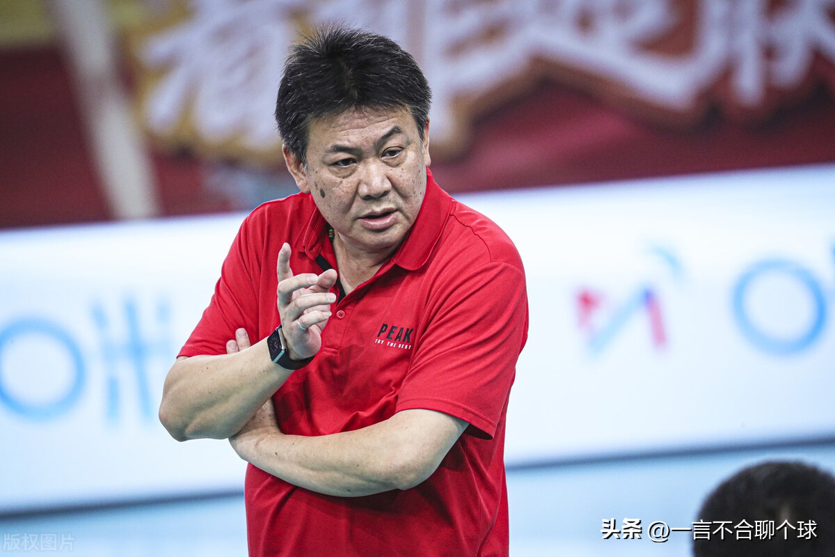 中国女排最近赛事（中国女排3条最新动态！郎平受重金邀请复出，国家队集训却引争议）