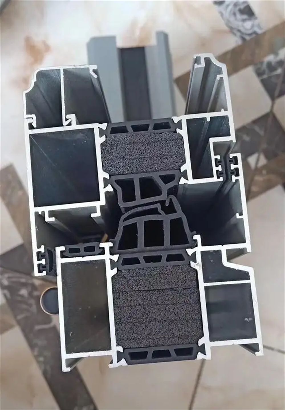 封阳台选窗户，有哪些需要注意的？牢记这3点，不花冤枉钱