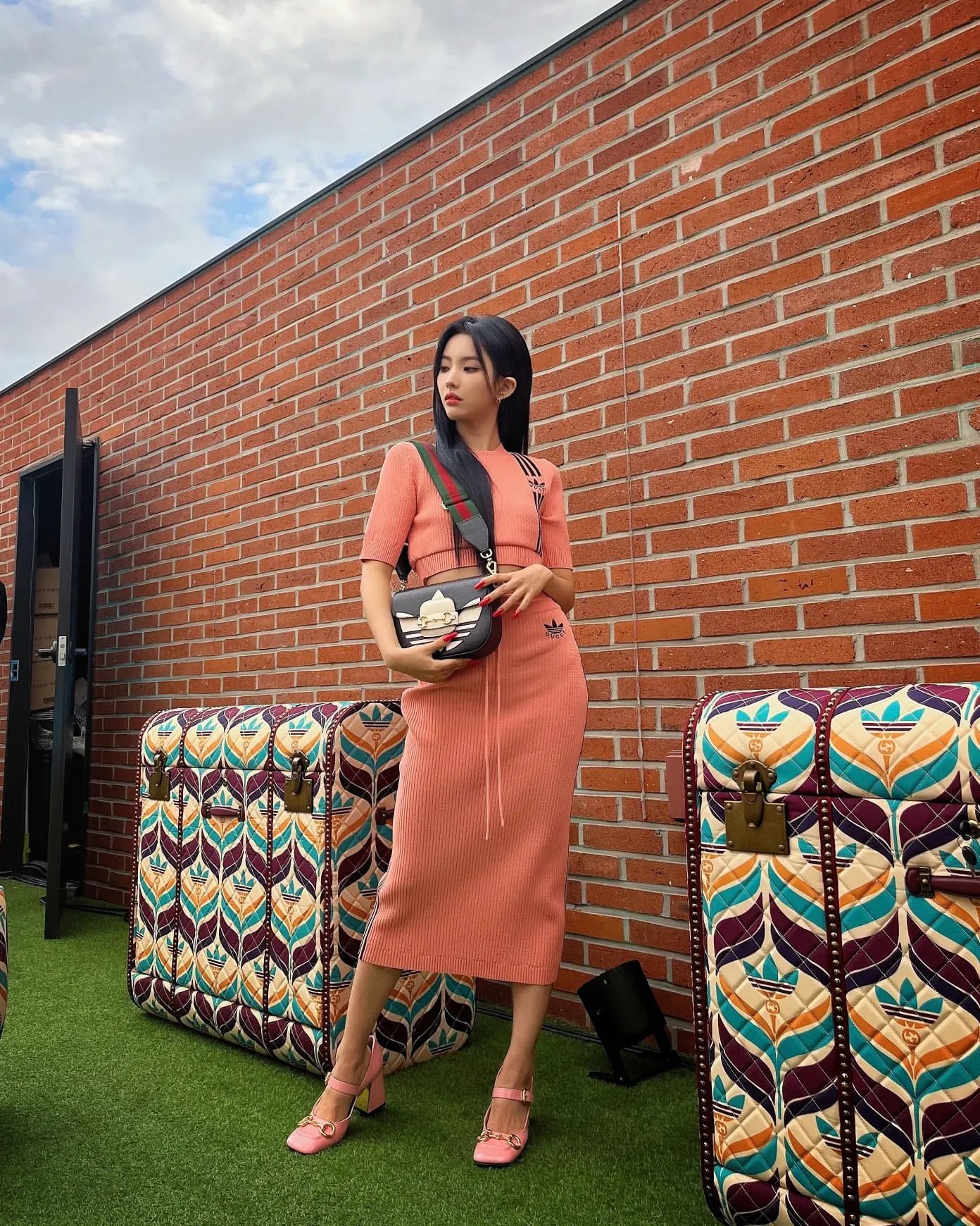 身高157cm比例出众gidle田小娟秀出纤细腰围魅力爆发