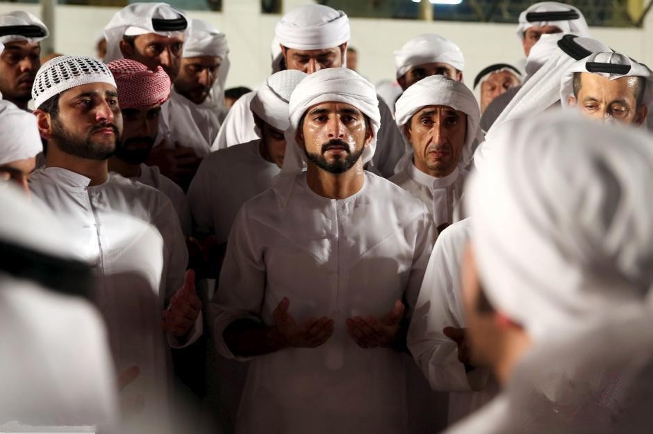 2015年,迪拜王室嫡长子猝死,哈曼丹扛起哥哥遗体下葬,哭红了眼