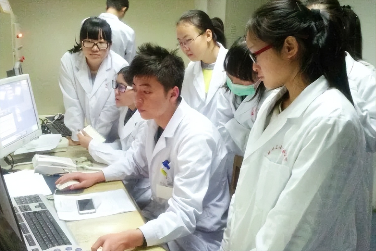 医学类专业发展前景排名，临床医学竟跌出前三，榜首热度持续攀升