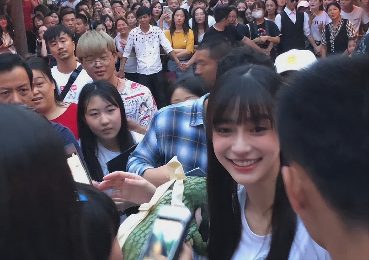 Baby素颜出游被偶遇!皮肤白皙身材纤瘦,叉开腿拍游客照太真实