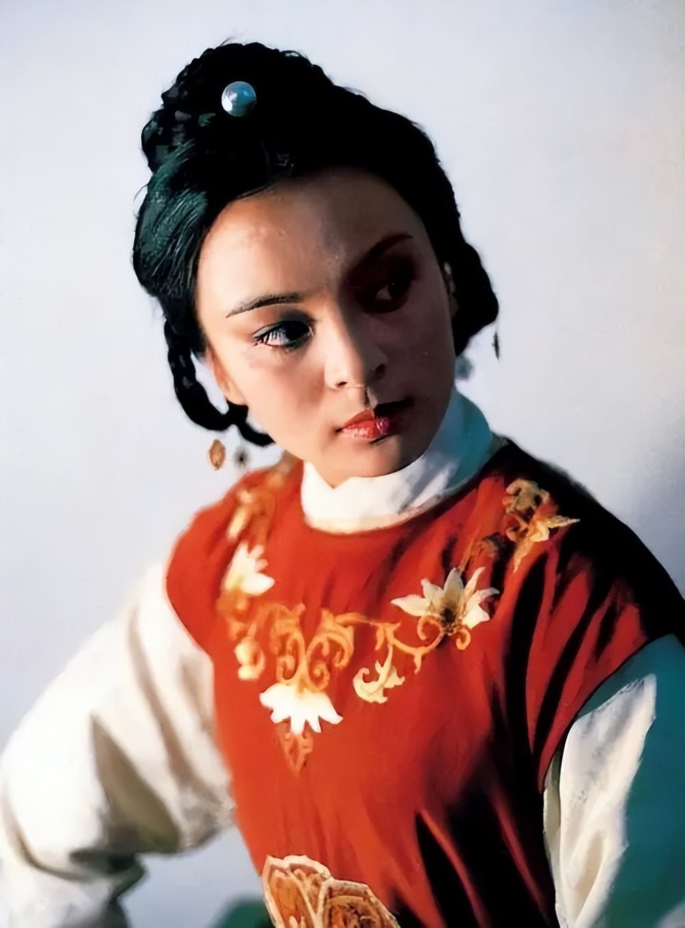 东方闻樱本色出演《红楼梦》，女孩都不和她玩，只和陈晓旭关系好