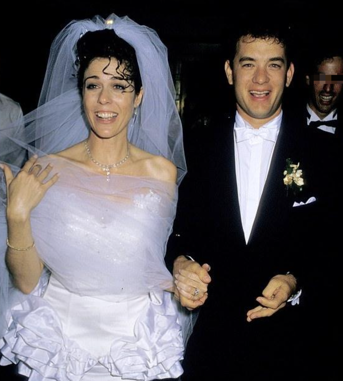 汤姆汉克斯出席活动被围观！妻子险被粉丝绊倒，汤姆护妻狂飙脏话