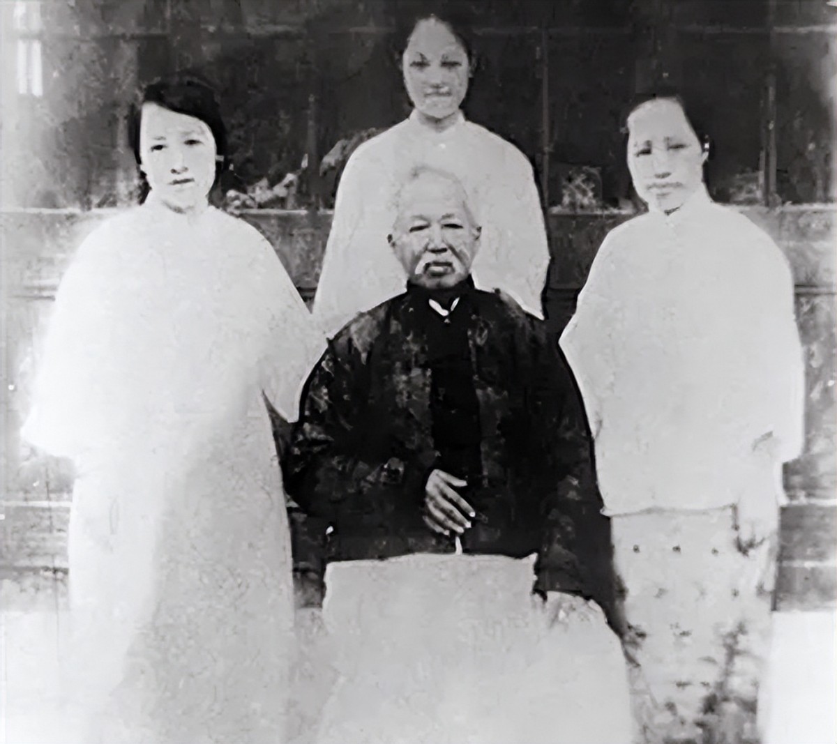 大伯是光绪，奶奶是慈禧，他却非常低调地活到2015年