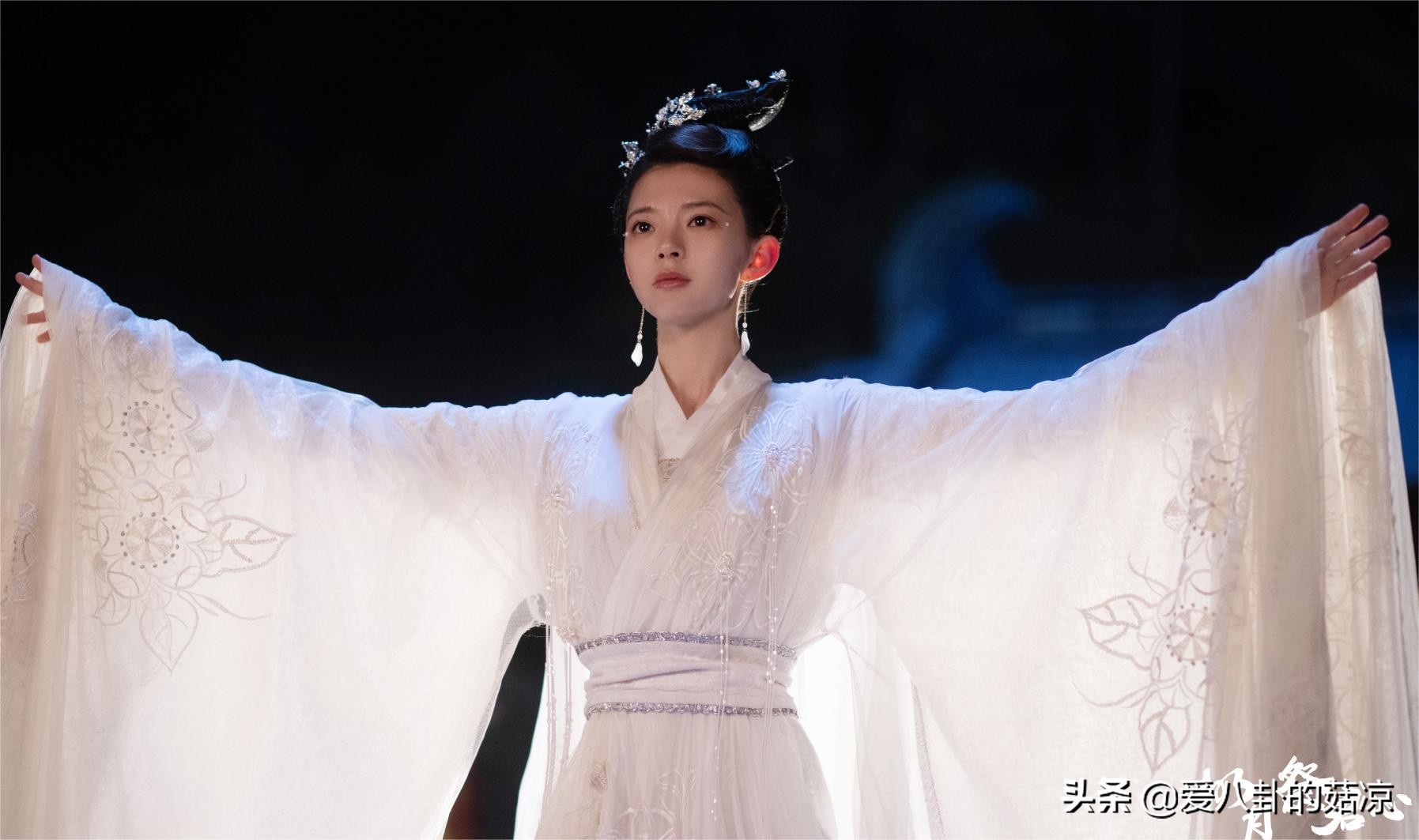 新古装悬疑剧将至，查案圣手携手貌美玄女，揭开青衣骸骨谜案