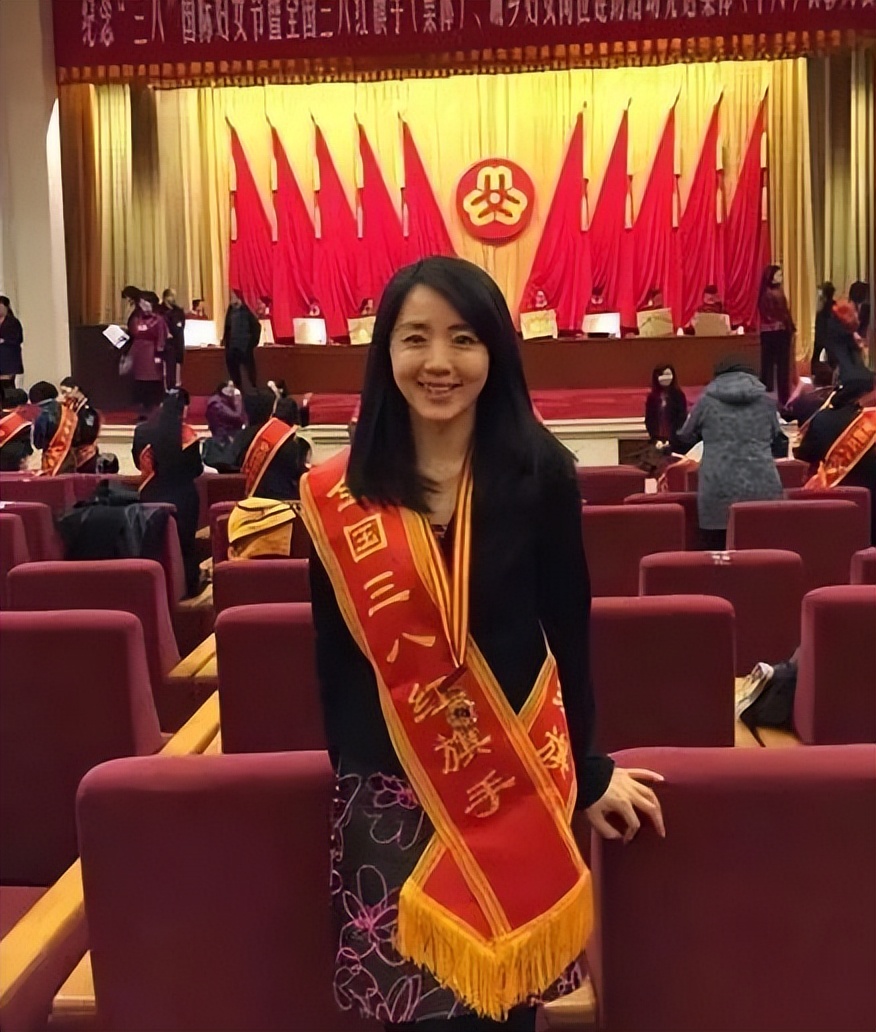 "气象一姐"杨丹:27年播报0差错,40岁当妈,老公竟是初恋