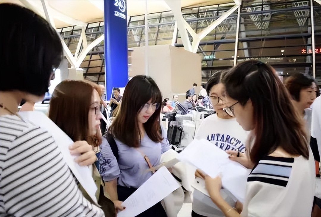 一组清华教室实拍图走红，被嘲“高学历低素质”，内卷如此严重？