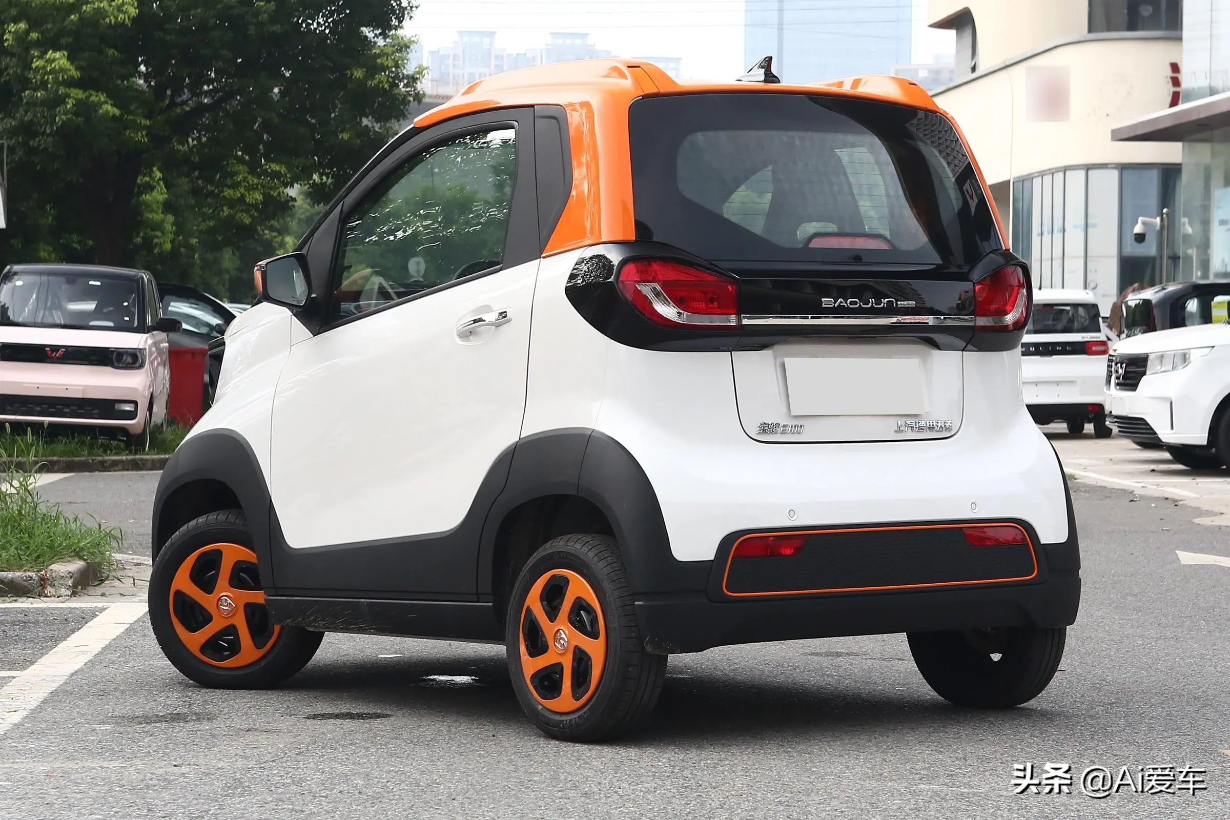 续航305公里，极其便宜小巧的代步车，停车不费力，实拍宝骏E100