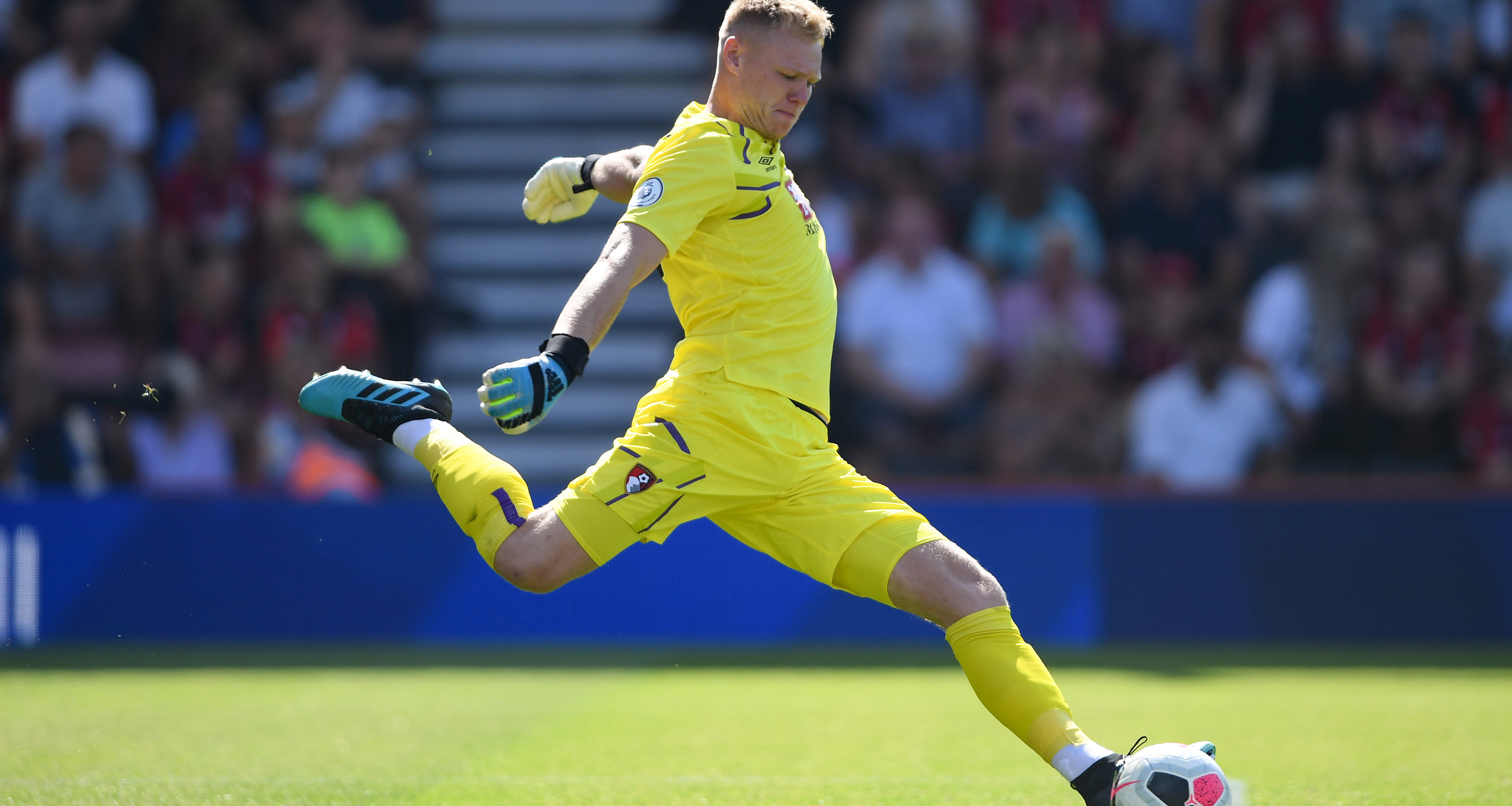 守门员抱球出禁区(经典战术第八期:门将就能随意用手了?