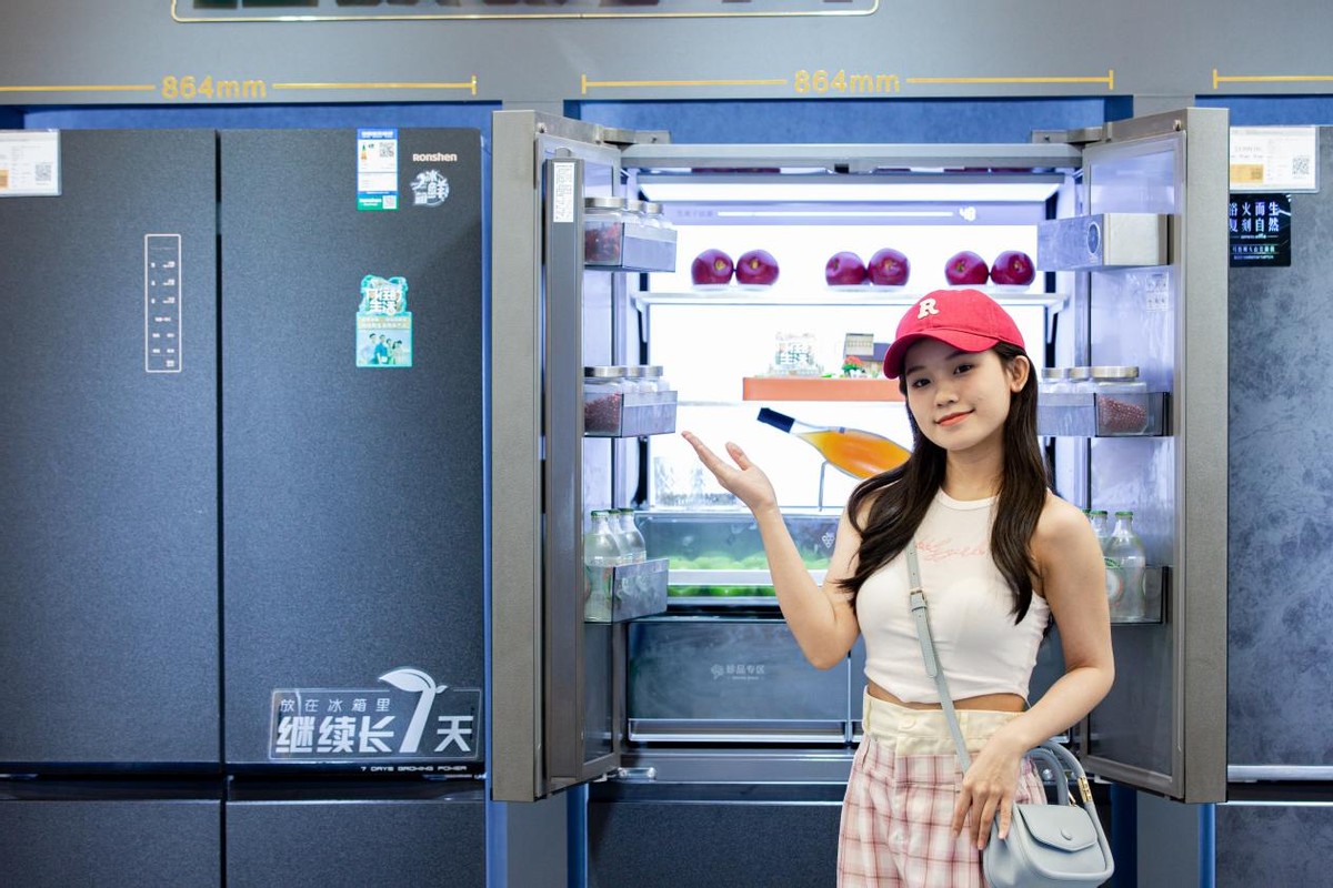 《世界杯官方指定冰箱亮相重百家电节 容声带你体验智慧健康生活》