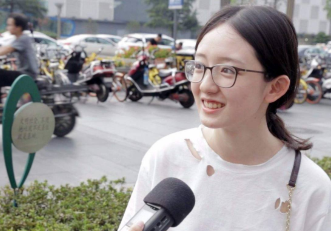 大学的校门口，等女朋友放学的男生能多统一？不看是真不知道