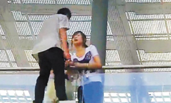 2011年，四川16岁小伙绝望跳桥，19岁少女扮女友献上一吻成功救人