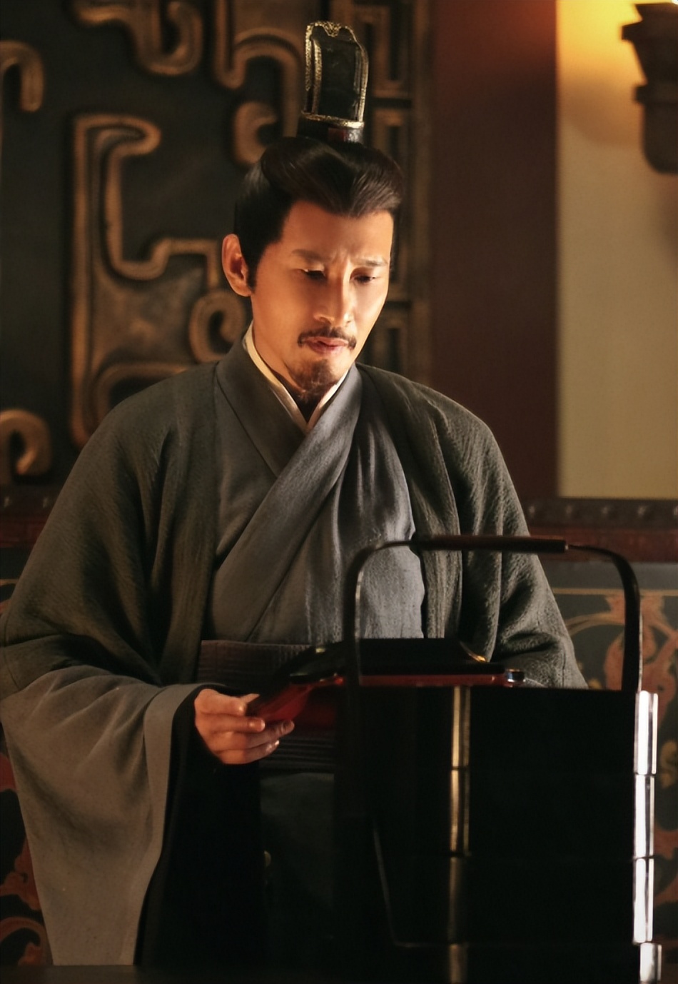 我大概能理解为什么王劲松说荀彧是他的偶像了,这个世界上能够做到审