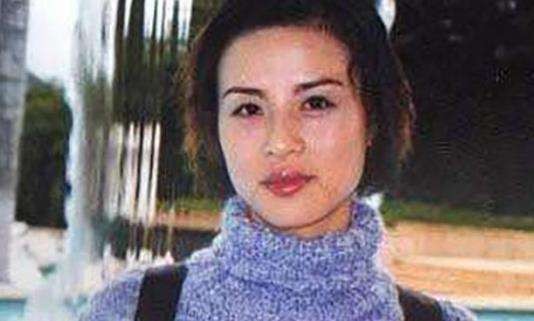 女模特顾春芳靠