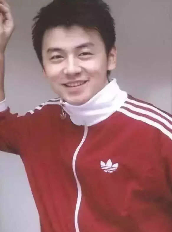 出道15年，爆红后绯闻不断，为何翟煦飞对他依旧不离不弃？