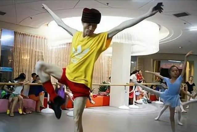 男版“杨丽萍”郭冷：对舞蹈的热爱近乎痴狂，46岁生活难以自理