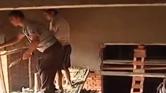 2010年，河南18岁少女“工地”搬水泥赚学费，家里穷的盐都买不起