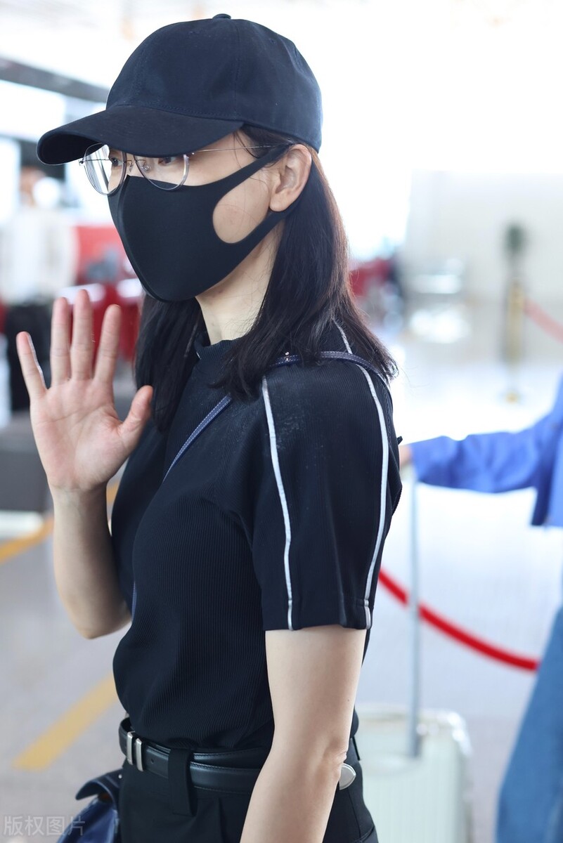 陈数戴棒球帽全黑穿搭现身机场 和粉丝开心打招呼