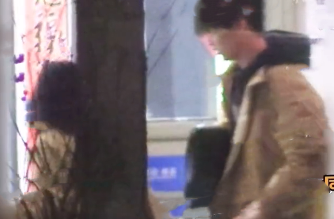 焉栩嘉新女友疑似张子枫！两人穿情侣装被拍，去年10月已被曝恋爱