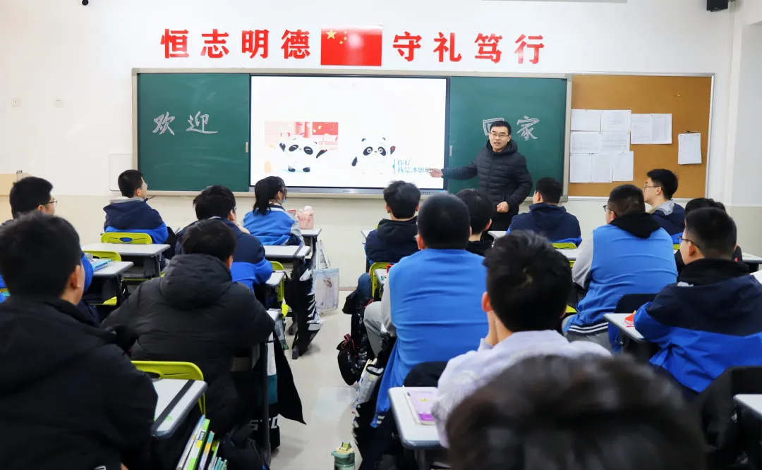 初春开学季，学子返校时
