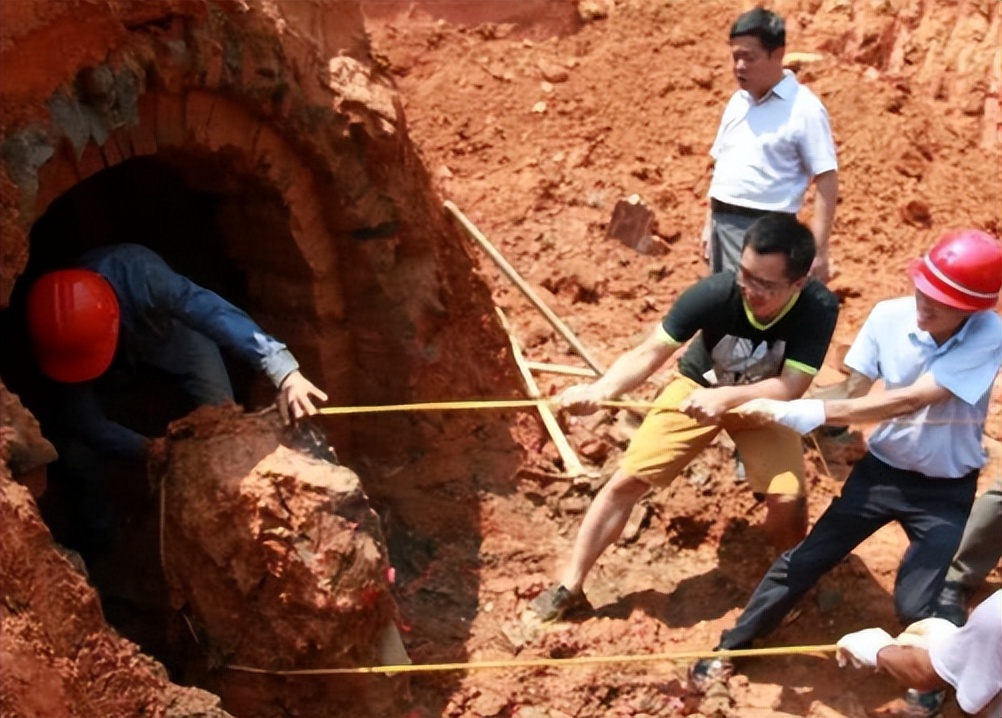 60年代，江苏出土父女合葬古墓，意外发现900枚分装红色“仙丹”