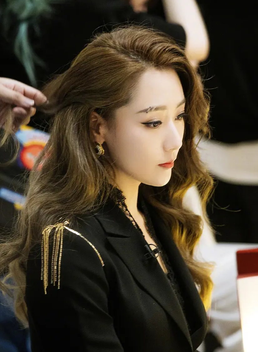 演员白冰(演员白冰:闪婚小三岁男模,离婚后独自带娃,如今36岁仍单身)