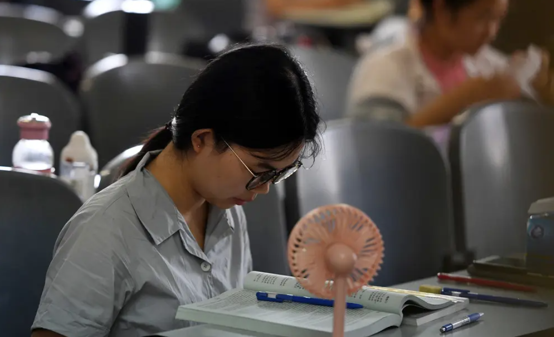 高校女生在宿舍拍写真，“下半身清凉”引热议，网友表示很难理解