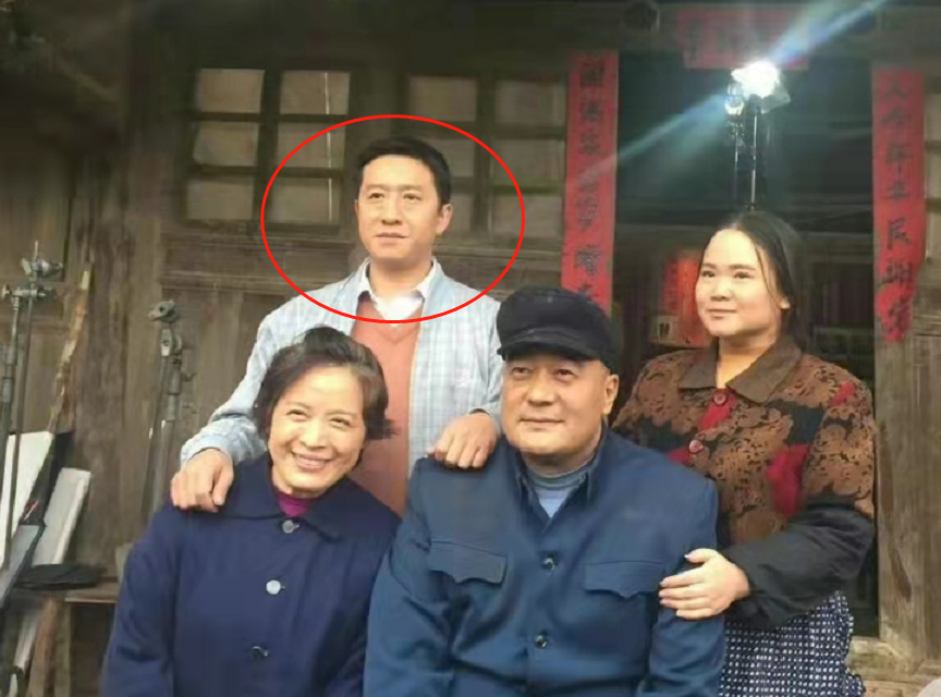 39岁男星被判11年！穿囚服和警察指认犯罪地点，骗老人百万遭狠批