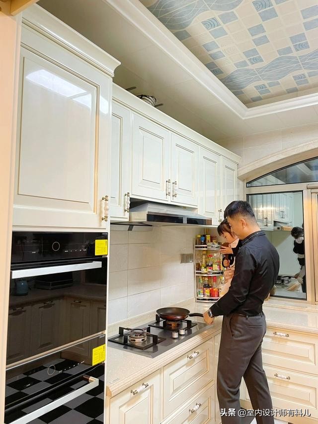 他家四层大别墅，500万豪华装修，客厅摆床、冰箱贴膜，处处踩坑