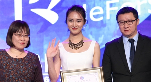 17年前，浙江19岁男孩背着母亲上大学，29岁不顾反对变性为女人